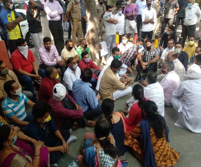 दिल्ली में धरने पर बैठे यूपी के विधायक संगीत सोम, केजरीवाल सरकार पर लगाए गंभीर आरोप