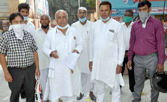 बकाया गन्ना मूल्य भुगतान की मांग को लेकर मंडलायुक्त को सौंपा ज्ञापन