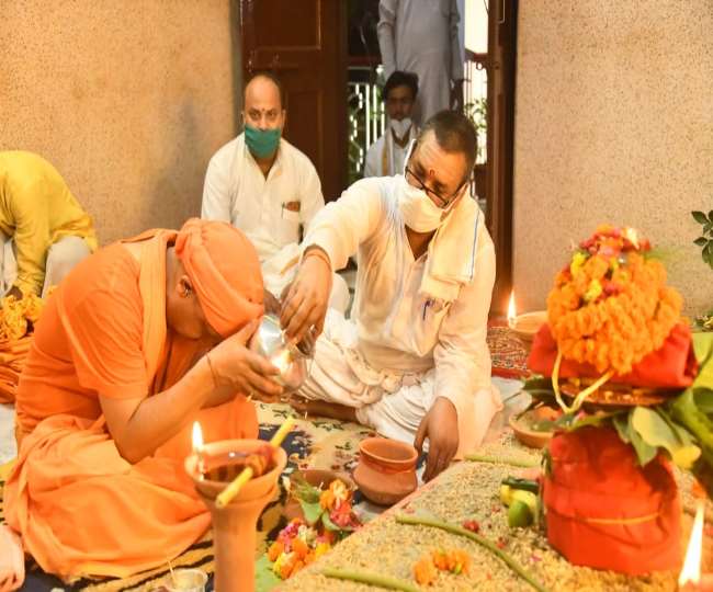 UP: सीएम योगी आदित्यनाथ ने कहा, गोरखपुर को बनाएंगे टेक्सटाइल सेक्टर का हब