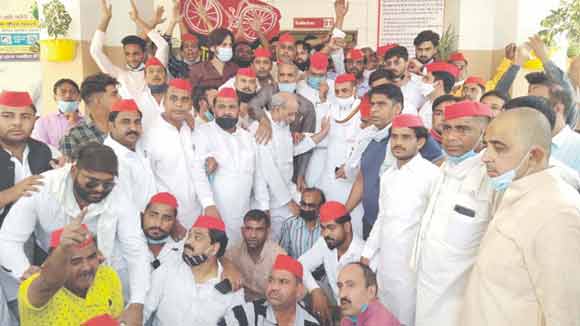 बढ़ते अपराधों के खिलाफ सपाइयों ने किया जिला मुख्यालय पर प्रदर्शन