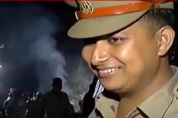 शर्मनाक: हाथरस गैंगरेप पीड़िता की जलती चिता पर हंसती नजर आई UP पुलिस
