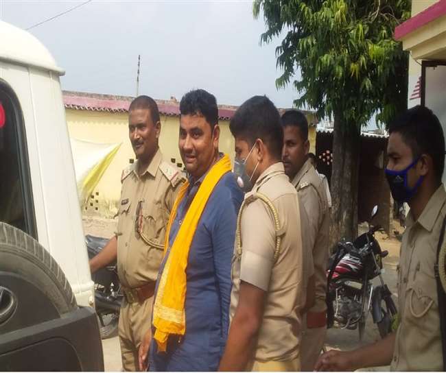 Ballia Murder Case : हत्यारोपी धीरेंद्र प्रताप के साथ दुर्जनपुर पहुंचकर पुलिस ने सीन रीक्रिएट किया