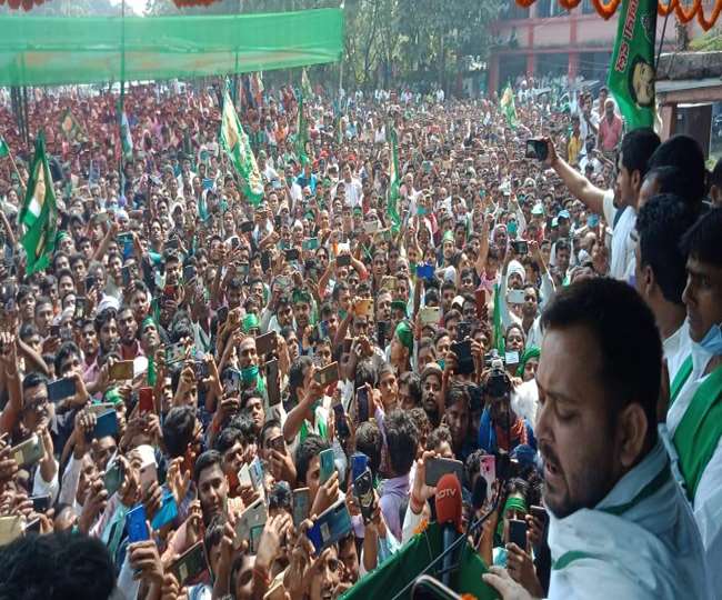 बिहार चुनाव: राजद नेता तेजस्वी यादव ने युवाओं को लुभाने के लिए चली सबसे बड़ चाल, पूर्वी चंपारण की सभा में किया यह वादा