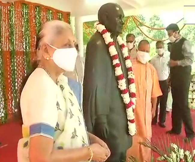 Sardar Patel Birth Anniversary: CM योगी आदित्यनाथ ने UP राजभवन में किया सरदार पटेल की प्रतिमा का अनावरण