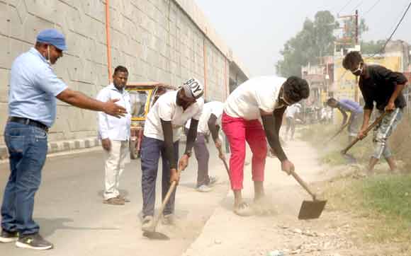 नगरपालिका परिषद द्वारा त्योहारों के मद्देनजर नगर में चलाए जा रहे विशेष अभियान के तहत शुक्रवार को भी विभिन्न स्थानों पर साफ-सफाई का कार्य किया गया।