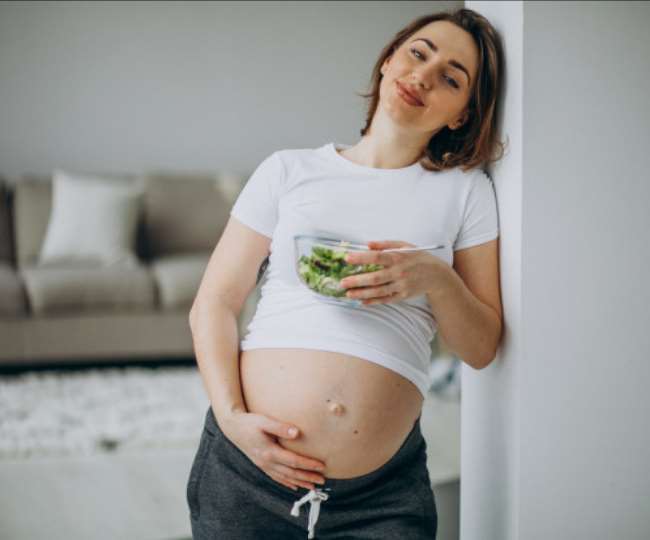 Pregnant Women Karwa Chauth Vrat tips: गर्भवती महिलाएं व्रत के दौरान न करें इन चीज़ों की अनदेखी