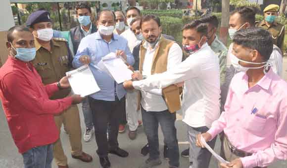 हसनपुर चौक का नाम अम्बेडकर चौक किए जाने की मांग, सौंपा ज्ञापन