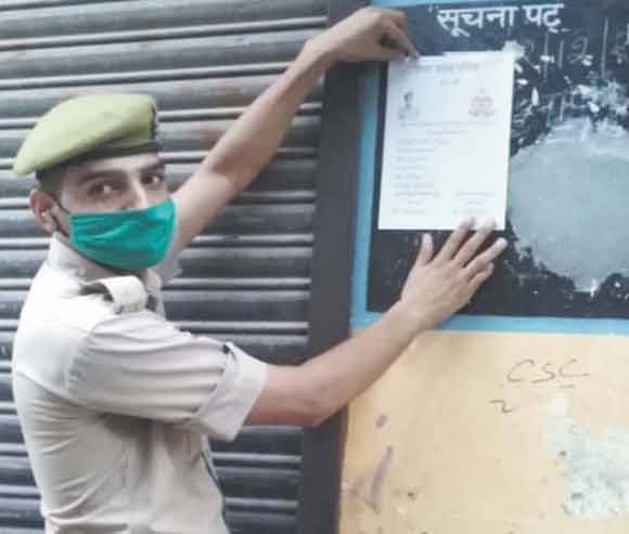 चौकी इंचार्ज व बीट प्रभारी ने गांव में कराए पोस्टर चस्पा