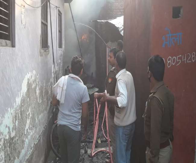 UP: कुशीनगर में अवैध पटाखा गोदाम में लगी आग, चार की मौत; धमाकों की आवाज से अफरा तफरी