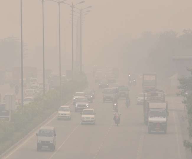 Delhi Air Pollution: जहरीली हवा से दिल्ली-एनसीआर का बुरा हाल, 500 के करीब पहुंचा AQI