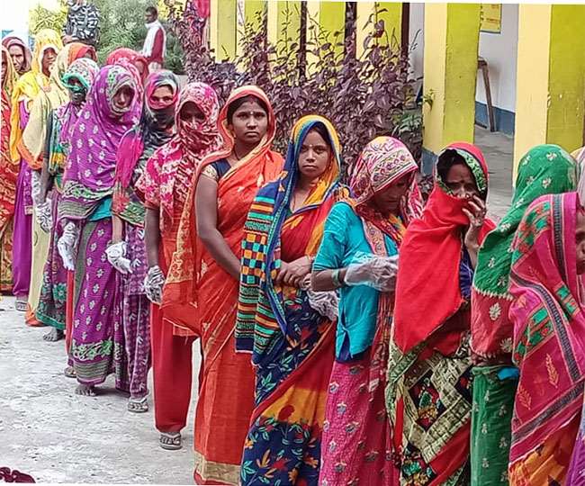 LIVE बिहार चुनाव 2020: महिला वोटरों में गजब का उत्‍साह, पुष्‍पम प्रिया-सुभाषिनी ने डाले वोट; जानें कहां-कैसे हो रहा मतदान