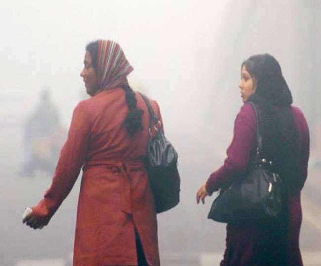 Delhi Cold News Update: दिल्ली पर ट्रिपल अटैक; ठंड के साथ धुंध में भी इजाफा; कई इलाकों में विजिबिलिटी रही कम