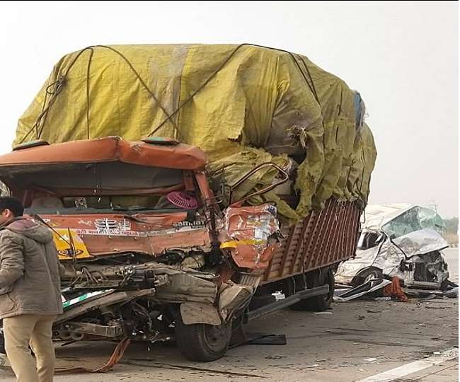 हाथरस में धुंध का कहर: यमुना एक्सप्रेस वे पर आठ वाहनों की टक्कर में दो की मौत, सात घायल