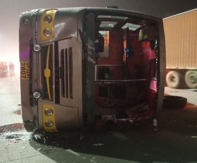 Accident On Eastern Peripheral Expressway: बागपत में हिमाचल से बरेली जा रही बस पलटी, 25 से अधिक घायल