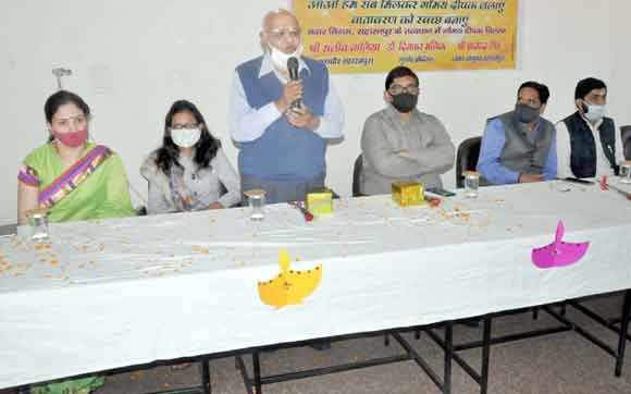 अभाविप ने किया गौमय दीपक का वितरण