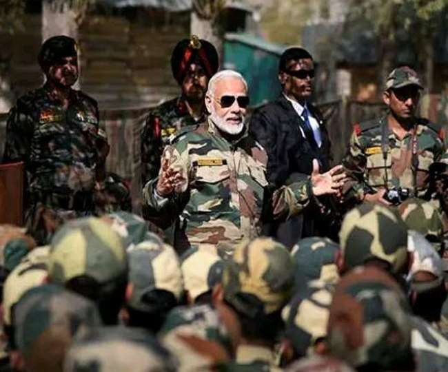 जैसलमेर में जवानों के साथ पीएम मोदी की दीवाली, आर्मी चीफ एमएम नरवणे भी मौजूद