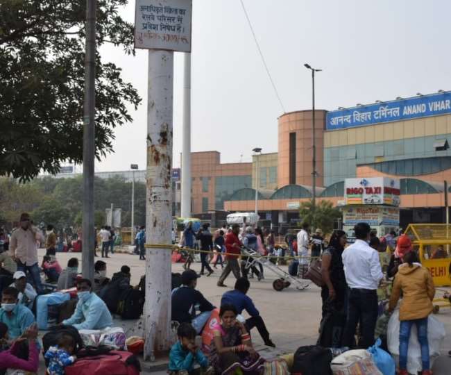 Railways News: आनंद विहार रेलवे टर्मिनल पर लगा पंडाल पड़ गया छोटा, यात्रियों की संख्या हो गई अधिक