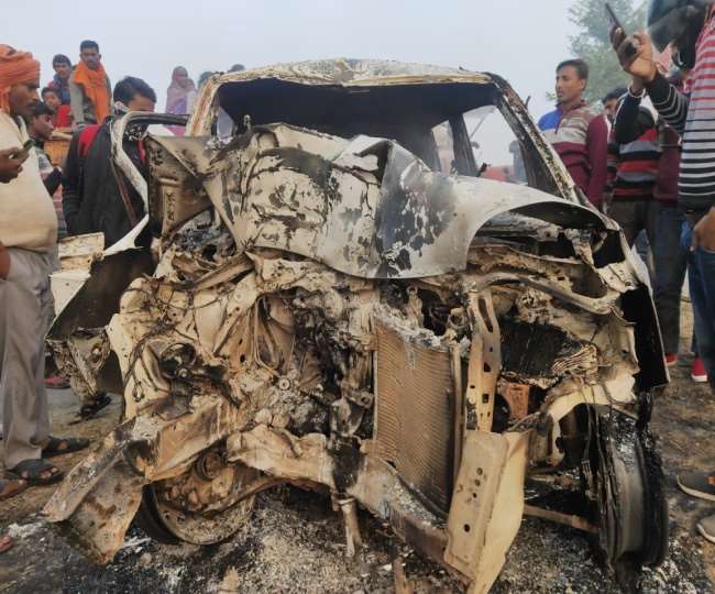Road Accident in Prayagraj : हाईवे किनारे पेड़ से भिड़ी कार, आग लग जाने से तीन जिंदा जले