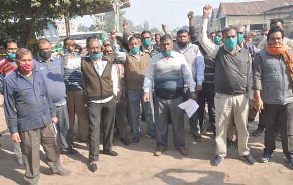 मांगों के समर्थन में रोडवेज कर्मचारियों ने की गेट मीटिंग
