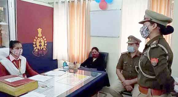 एक दिन की थानेदार बनी छात्रा ने सुनी पीडि़तों की समस्याएं
