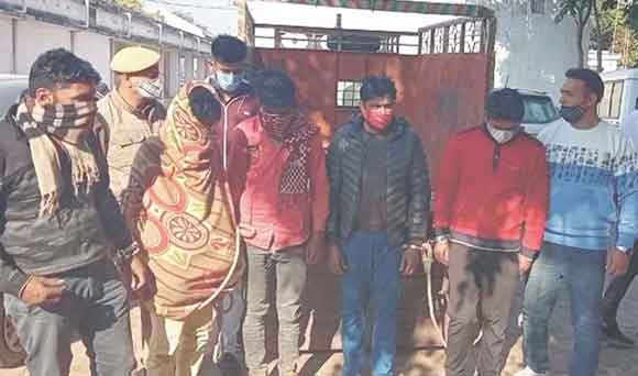 पुलिस ने दबोचे तीन शातिर चोरों समेत पांच आरोपी, चोरी का सामान बरामद