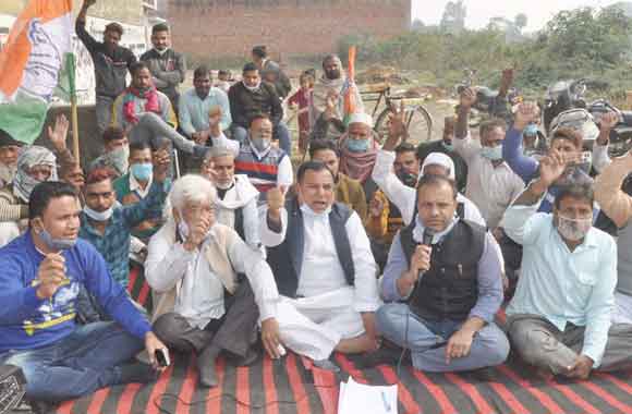 जल भराव के खिलाफ क्षेत्रवासियों ने नारेबाजी कर दिया धरना
