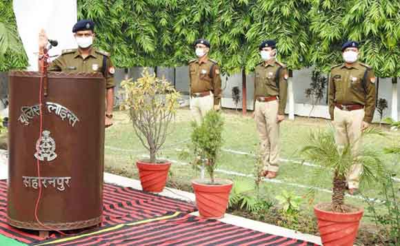 पुलिस अधिकारियों व कर्मचारियों को दिलाई शपथ