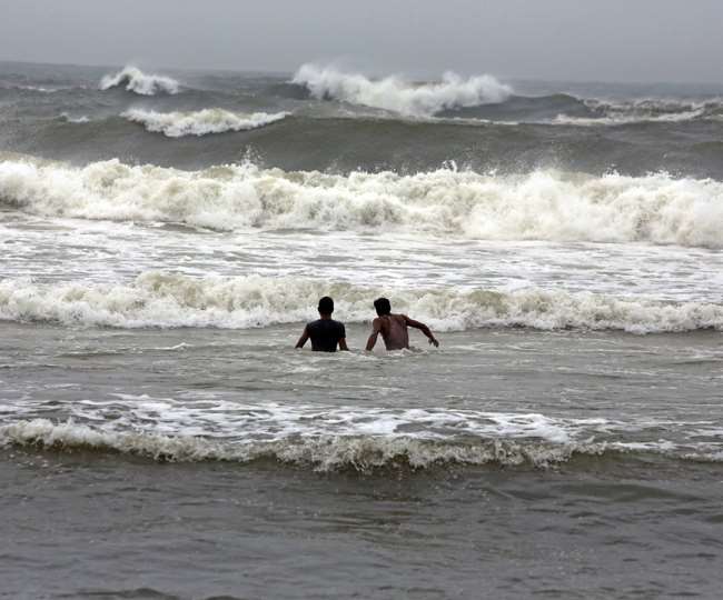 LIVE Cyclone Nivar News: रौद्र रूप ले रहा निवार, चेन्नई में भारी बारिश; कई ट्रेनें और फ्लाइट कैंसल