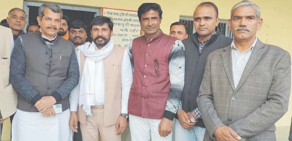 सपा जिलाध्यक्ष ने किया पार्टी प्रत्याशी के पक्ष में धुआंधार जनसम्पर्क