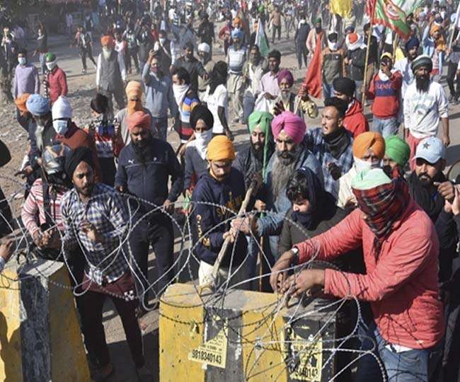 नहीं माने किसान, कई जगह पुलिस से झड़पें, निरंकारी मैदान में धरने की पेशकश ठुकराई, दिल्ली में बढ़ा तनाव