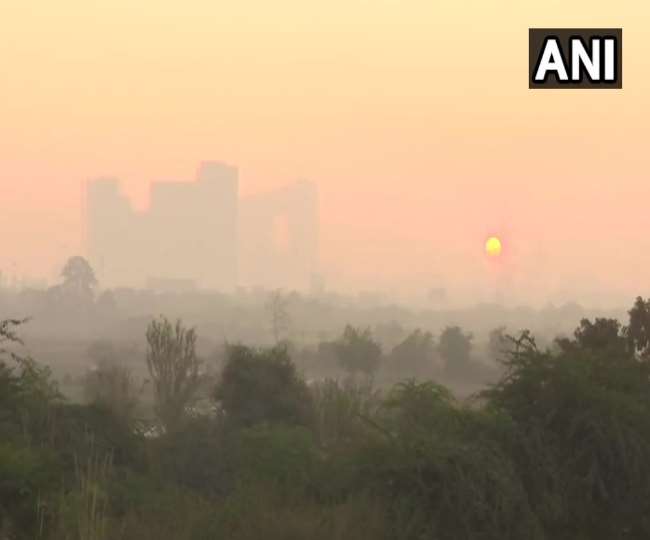 Delhi Air Pollution: दिल्ली-एनसीआर में बढ़ी हवा की रफ्तार, प्रदूषण का स्तर भी गिरा