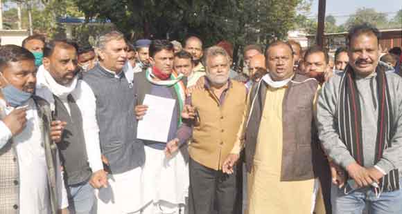 किसानों के उत्पीडऩ के खिलाफ जिला मुख्यालय पर गरजे कांग्रेसजन