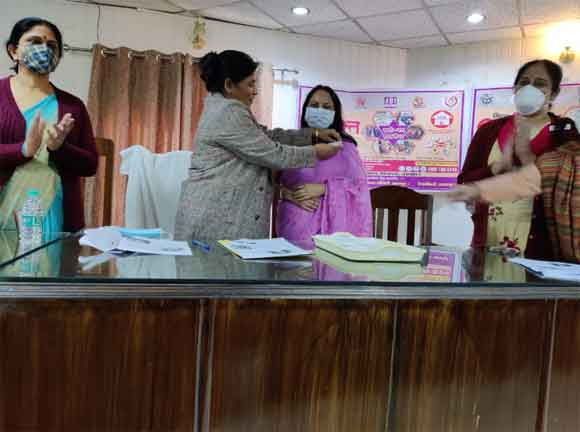 महिलाओं और बालिकाओं को पहचान पत्र/बैच देकर किया सम्मानित