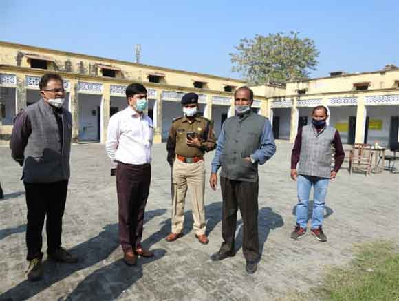 स्नातक चुनाव को लेकर मतदान केंद्रों का डीएम और एसएसपी ने किया निरीक्षण