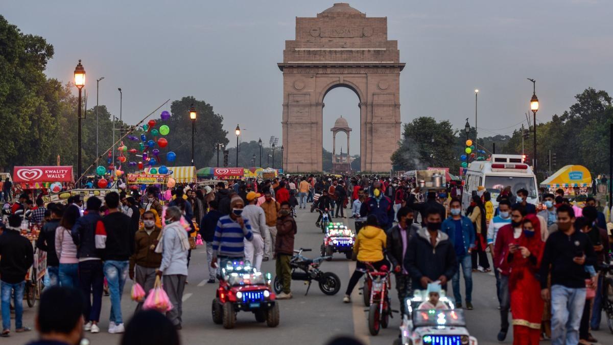 दिल्ली पर कोरोना भारी, 24 घंटे में गई 121 मरीजों की जान, नियम उल्लंघन पर नांगलोई की मार्केट बंद
