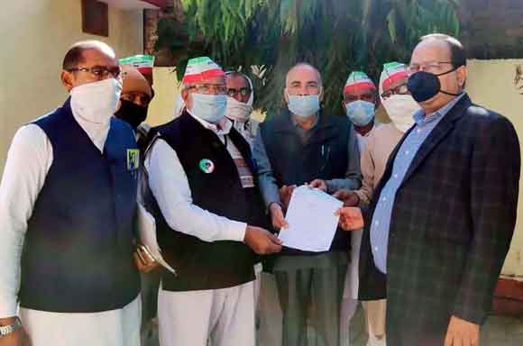 किसानों पर हुए लाठीचार्ज के विरोध में उतरे किसान, एसडीएम को सौंपा ज्ञापन