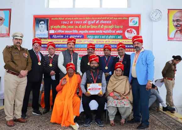 करनाल के मानव सेवा संघ द्वारा आयोजित कार्यक्रम में देश भर से आमंत्रित किए गए 100 कोरोना योद्धाओं को सम्मानित किया गया।