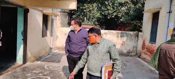 समय से कार्यालय में उपस्थित न होने पर जिला समाज कल्याण अधिकारी का वेतन रूका