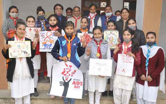 पोस्टर व स्लोगन के माध्यम से लोगों को किया जागरूक