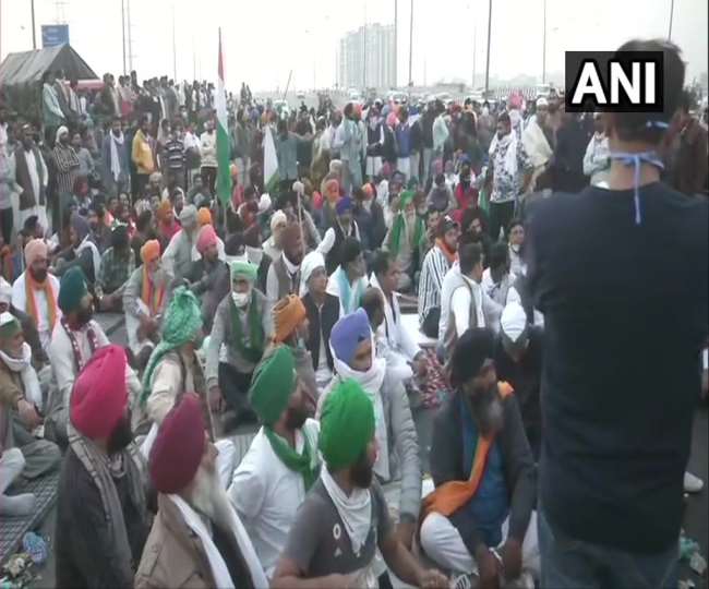LIVE Farmers Protest in Delhi: यूपी गेट पर किसानों का आंदोलन तेज, अब एनएच पर भी पहुंचे