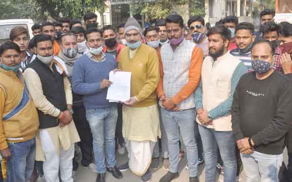 मंदिर पर कब्जे के खिलाफ जिलाधिकारी से मिले विहिप व बजरंग दल के कार्यकर्ता