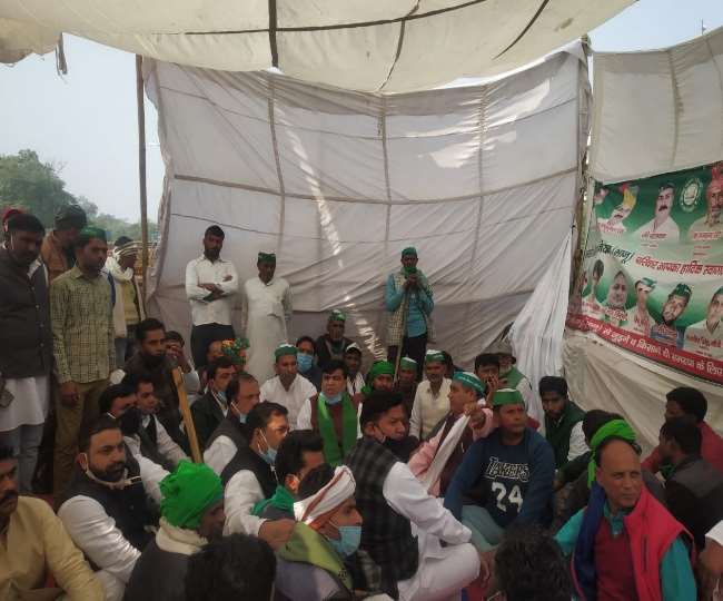LIVE Farmers Protest in Delhi: चिल्ला बॉर्डर पर धरने पर बैठे किसानों को मिला समाजवादी पार्टी का समर्थन