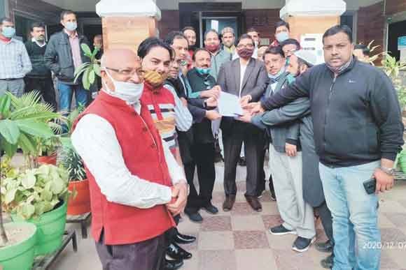 एबीडी एरिया के पार्षदों ने समस्याओं को लेकर स्मार्ट सिटी सीईओ को दिया ज्ञापन