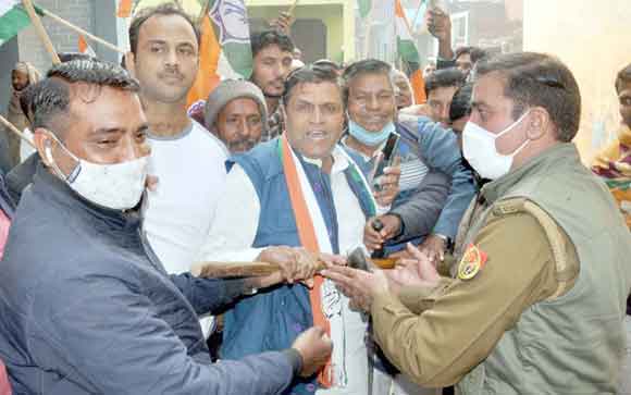 पुलिस ने किया कांग्रेस नेताओं को नजरबंद, जताया रोष
