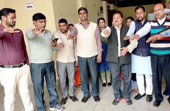अधिकारियों व कर्मचारियों ने ली मानवाधिकार की शपथ