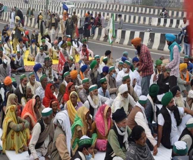 LIVE किसान आंदोलन: दिल्ली-मेरठ एक्सप्रेस वे पर धरने पर बैठे किसान, यूपी गेट पर कम हैं प्रदर्शनकारी