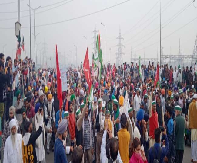 LIVE किसान आंदोलन: यूपी गेट पर धरना दे रहे किसानों ने दिल्ली की ओर किया कूच, लगा जाम