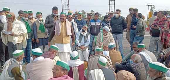 किसानों ने टोल प्लाजाओं पर दिया धरना देकर कराया टोल फ्री