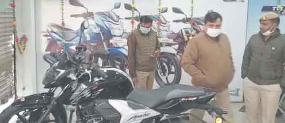 अज्ञात चोरों ने शोरूम के ताले तोड़कर चुराई बाइकें