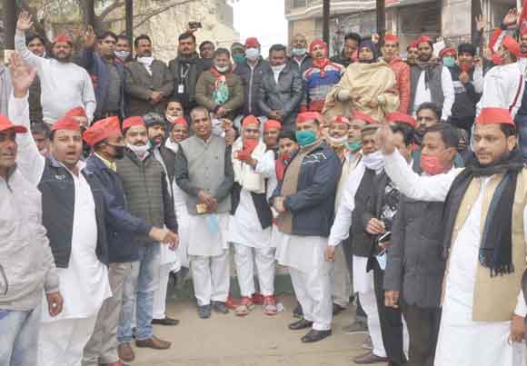 किसानों के समर्थन में जिला मुख्यालय पर सपाईयों ने नारेबाजी कर दिया धरना